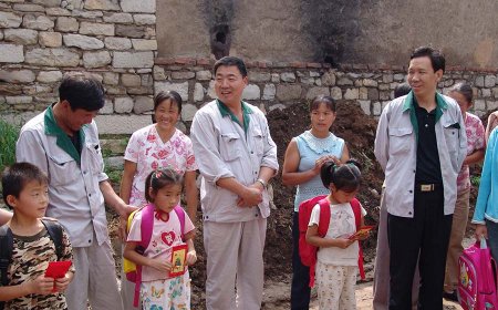 支部與貧困學(xué)生寫對子幫扶